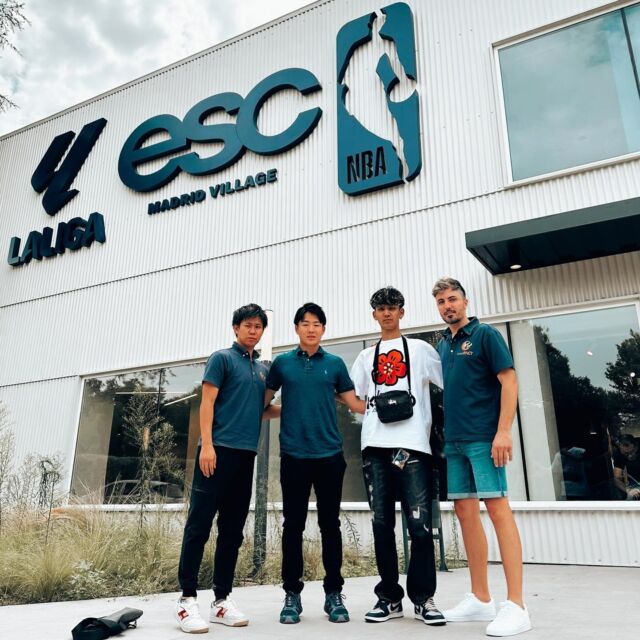 𝗦𝗣𝗔𝗡𝗜𝗦𝗛 𝗙𝗢𝗢𝗧𝗕𝗔𝗟𝗟 𝗣𝗛𝗬𝗦𝗜𝗢 𝗘𝗫𝗣𝗘𝗥𝗜𝗘𝗡𝗖𝗘
𝖣𝖨𝖠 2
𝘝𝘪𝘴𝘪𝘵𝘢 𝘢 𝘭𝘢𝘴 𝘪𝘯𝘴𝘵𝘢𝘭𝘢𝘤𝘪𝘰𝘯𝘦𝘴 𝘥𝘦 𝘓𝘈𝘓𝘐𝘎𝘈.

𝖳𝗎𝗋𝗇𝗈 𝗉𝖺𝗋𝖺 𝗏𝗂𝗌𝗂𝗍𝖺𝗋 𝖾𝗅 𝖼𝗈𝗆𝗉𝗅𝖾𝗃𝗈 𝗈𝖿𝗂𝖼𝗂𝖺𝗅 𝖽𝖾 @esc_laliga_nba 𝖾𝗇 𝖵𝗂𝗅𝗅𝖺𝗏𝗂𝖼𝗂𝗈𝗌𝖺 𝖽𝖾 𝗈𝖽𝗈𝗇. 𝖴𝗇 𝗅𝗎𝗀𝖺𝗋 𝗎𝗇𝗂𝖼𝗈 𝗉𝖾𝗇𝗌𝖺𝖽𝗈 𝗒 𝖼𝗋𝖾𝖺𝖽𝗈 𝗉𝖺𝗋𝖺 𝗈𝖿𝗋𝖾𝖼𝖾𝗋 𝖺 𝗍𝗈𝖽𝗈𝗌 𝗅𝗈𝗌 𝖽𝖾𝗉𝗈𝗋𝗍𝗂𝗌𝗍𝖺𝗌 𝖽𝖾𝗅 𝗆𝗎𝗇𝖽𝗈, 𝗅𝖺 𝗉𝗈𝗌𝗂𝖻𝗂𝗅𝗂𝖽𝖺𝖽 𝖽𝖾 𝖼𝗈𝗆𝗉𝖺𝗀𝗂𝗇𝖺𝗋 𝗌𝗎𝗌 𝖾𝗌𝗍𝗎𝖽𝗂𝗈𝗌 𝖼𝗈𝗇 𝖾𝗅 𝖽𝖾𝗌𝖺𝗋𝗋𝗈𝗅𝗅𝗈 𝖽𝖾 𝗌𝗎 𝖼𝖺𝗋𝗋𝖾𝗋𝖺 𝖽𝖾𝗉𝗈𝗋𝗍𝗂𝗏𝖺 𝖾𝗇 𝗎𝗇 𝗆𝗂𝗌𝗆𝗈 𝗅𝗎𝗀𝖺𝗋, 𝗒 𝖺 𝗍𝗈𝖽𝗈𝗌 𝗅𝗈𝗌 𝖾𝗌𝗍𝗎𝖽𝗂𝖺𝗇𝗍𝖾𝗌 𝗅𝖺 𝗈𝗉𝖼𝗂𝗈𝗇 𝖽𝖾 𝗌𝗎𝗆𝖺𝗋 𝖺 𝗌𝗎𝗌 𝖾𝗌𝗍𝗎𝖽𝗂𝗈𝗌 𝗎𝗇 𝗉𝗋𝗈𝗀𝗋𝖺𝗆𝖺 𝖽𝖾𝗉𝗈𝗋𝗍𝗂𝗏𝗈.

𝖯𝗎𝖽𝗂𝗆𝗈𝗌 𝗋𝖾𝖼𝗈𝗋𝗋𝖾𝗋 𝗅𝖺𝗌 𝗂𝗇𝗌𝗍𝖺𝗅𝖺𝖼𝗂𝗈𝗇𝖾𝗌 𝖽𝖾 𝗅𝖺 𝗆𝖺𝗇𝗈 𝖽𝖾 @javi8perez 𝖽𝗂𝗋𝖾𝖼𝗍𝗈𝗋 𝖽𝖾𝗅 𝖼𝗈𝗆𝗉𝗅𝖾𝗃𝗈, 𝗒 𝖽𝗂𝗌𝖿𝗋𝗎𝗍𝖺𝗆𝗈𝗌 𝖽𝖾:
•𝖱𝖾𝗌𝗂𝖽𝖾𝗇𝖼𝗂𝖺.
•𝖢𝖺𝗆𝗉𝗈𝗌 𝖽𝖾 𝖿𝗎𝗍𝖻𝗈𝗅.
•𝖠𝗎𝗅𝖺𝗌.
•𝖦𝗂𝗆𝗇𝖺𝗌𝗂𝗈.
•𝖢𝖾𝗇𝗍𝗋𝗈 𝗆𝖾𝖽𝗂𝖼𝗈. 
•𝖹𝗈𝗇𝖺𝗌 𝖼𝗈𝗆𝗎𝗇𝖾𝗌 𝖼𝗈𝗆𝗈:
(𝖢𝗈𝗆𝖾𝖽𝗈𝗋 𝖼𝗈𝗇 𝗌𝖾𝗋𝗏𝗂𝖼𝗂𝗈 𝖽𝖾 𝗋𝖾𝗌𝗍𝖺𝗎𝗋𝖺𝗇𝗍𝖾 𝗉𝖺𝗋𝖺 275 𝗉𝖾𝗋𝗌𝗈𝗇𝖺𝗌. 𝖲𝖺𝗅𝖺 𝖽𝖾 𝖳𝖵 𝖼𝗈𝗇 𝗉𝖺𝗇𝗍𝖺𝗅𝗅𝖺𝗌 𝖽𝖾 𝗀𝗋𝖺𝗇 𝖿𝗈𝗋𝗆𝖺𝗍𝗈, 𝖼𝗈𝗇 𝗋𝖾𝗍𝗋𝖺𝗇𝗌𝗆𝗂𝗌𝗂𝗈𝗇 𝖽𝖾 𝗍𝗈𝖽𝗈𝗌 𝗅𝗈𝗌 𝗉𝖺𝗋𝗍𝗂𝖽𝗈𝗌 𝖽𝖾 𝖫𝖺𝖫𝗂𝗀𝖺 𝗒 𝗅𝖺 𝖭𝖡𝖠. 𝖲𝖺𝗅𝖺 𝖽𝖾 𝗃𝗎𝖾𝗀𝗈𝗌 𝖼𝗈𝗇 𝗏𝗂𝖽𝖾𝗈𝖼𝗈𝗇𝗌𝗈𝗅𝖺𝗌 𝖽𝖾 𝗎𝗅𝗍𝗂𝗆𝖺 𝗀𝖾𝗇𝖾𝗋𝖺𝖼𝗂𝗈𝗇, 𝖿𝗎𝗍𝖻𝗈𝗅𝗂𝗇, 𝗍𝖾𝗇𝗂𝗌 𝖽𝖾 𝗆𝖾𝗌𝖺. 𝖲𝖺𝗅𝖺 𝖽𝖾 𝖾𝗌𝗍𝗎𝖽𝗂𝗈 𝗒 𝗋𝖾𝗎𝗇𝗂𝗈𝗇𝖾𝗌).
.

#esclaliganba #esclaliga #escmadrid #madridvillage #laliga #nba #villaviciosa #villaviciosadeodon #villaviciosadeodón #elbosque #elbosquevillaviciosa #españa #spain #madrid #futbol #football #soccer #japan #japon #japoneses #japanese #estudiantesjaponeses #japanesestudent #japanesestudents #physio #physiotherapy #sportphysio #footballphysio #